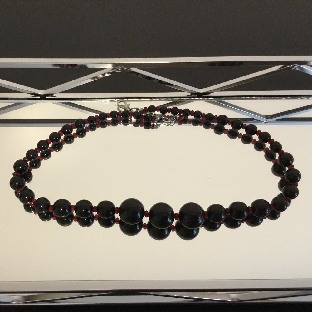 ✂️🏷️ - Black Bead Necklace with red accents